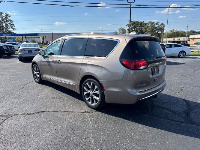 Used 2018 Chrysler Pacifica Limited w/ Tire & Wheel Group image 2