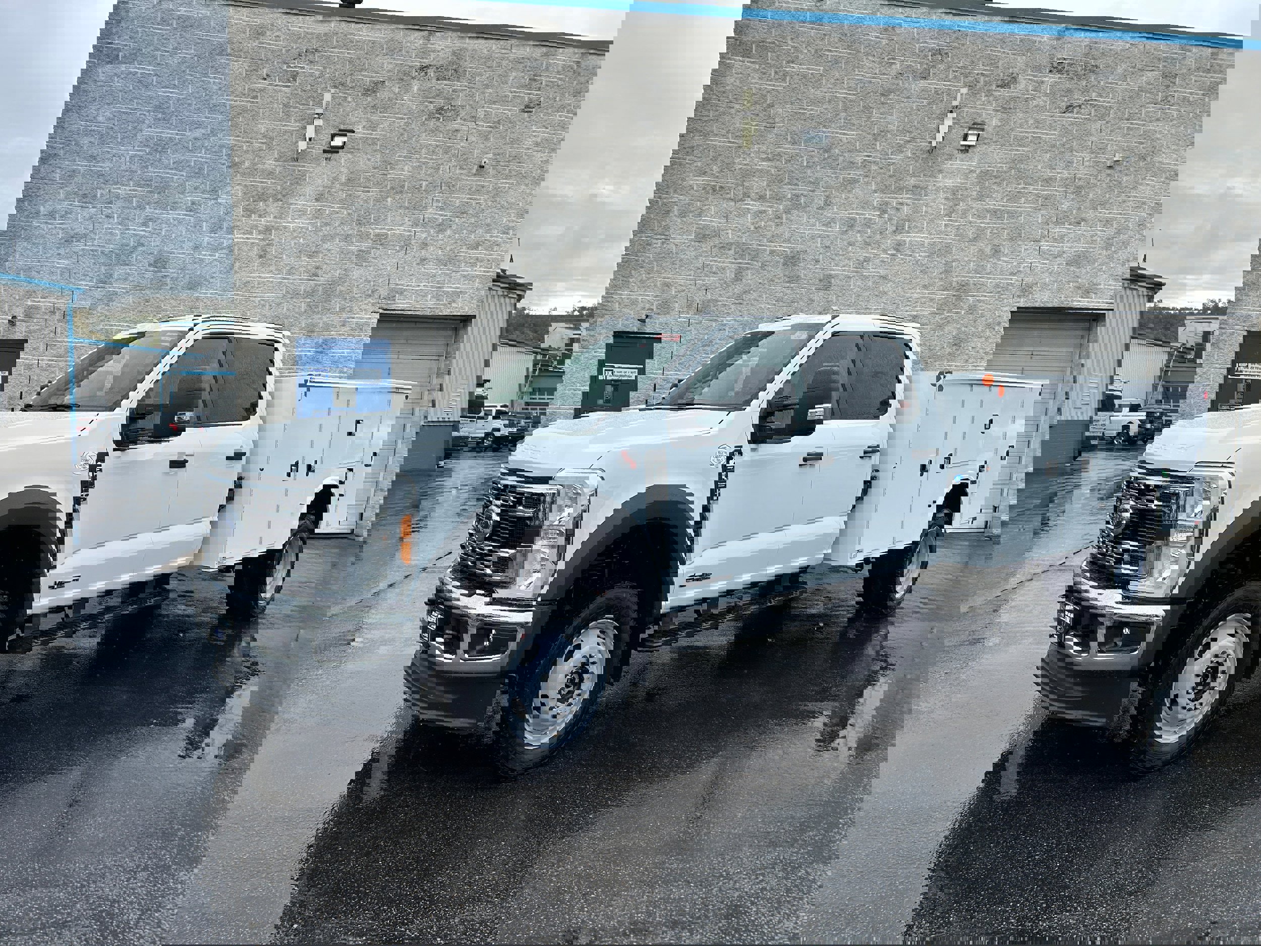 New 2026 Ford F550 4x4 Crew Cab image 4
