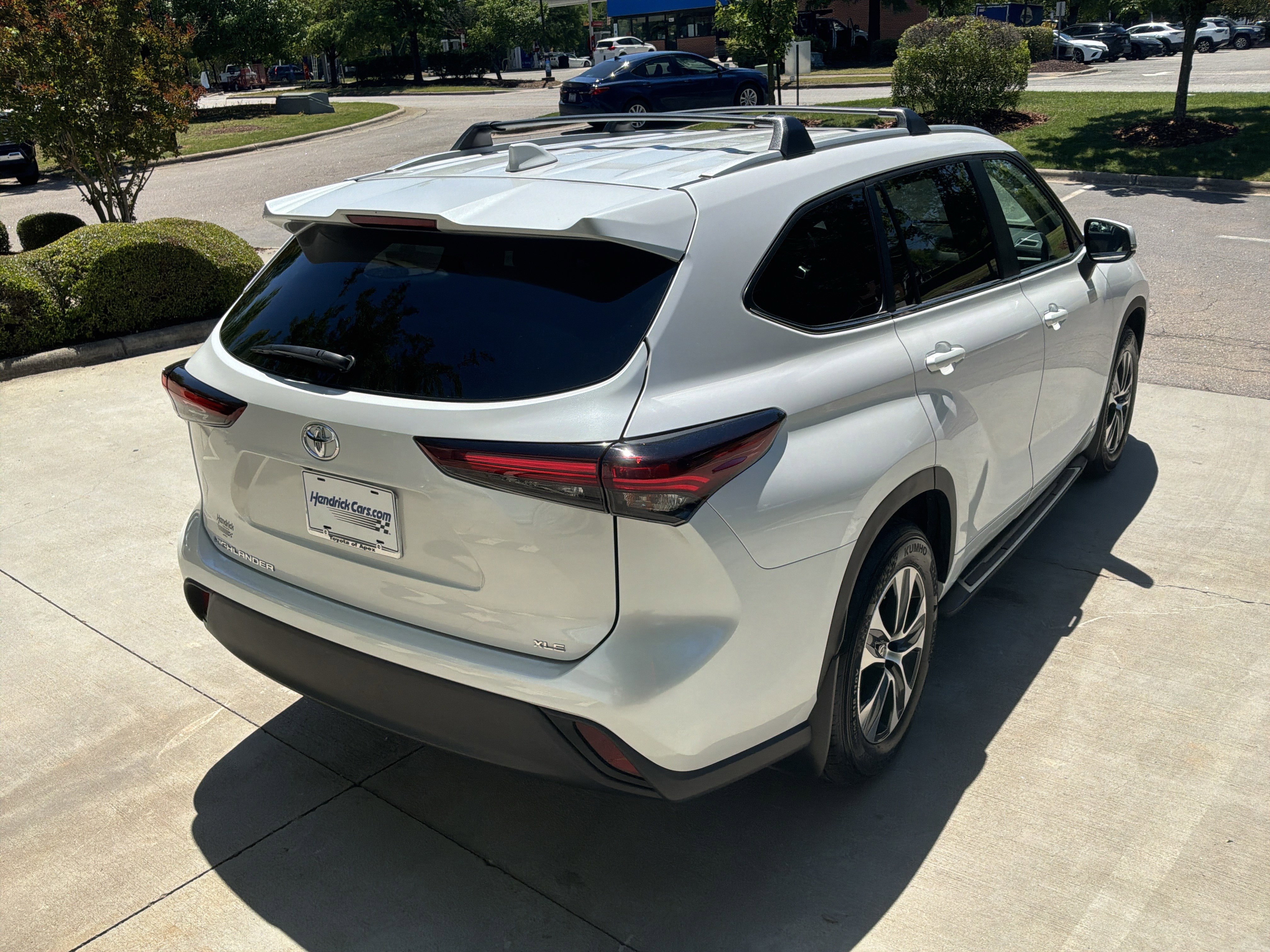 Used 2024 Toyota Highlander XLE FWD image 10