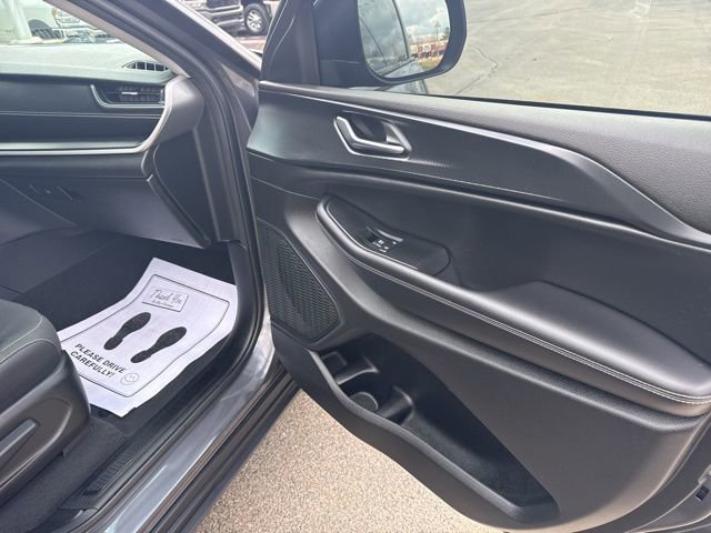 Used 2023 Jeep Grand Cherokee Laredo X image 39