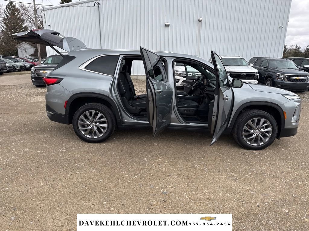 Used 2025 Buick Enclave Preferred w/ Power Package image 35