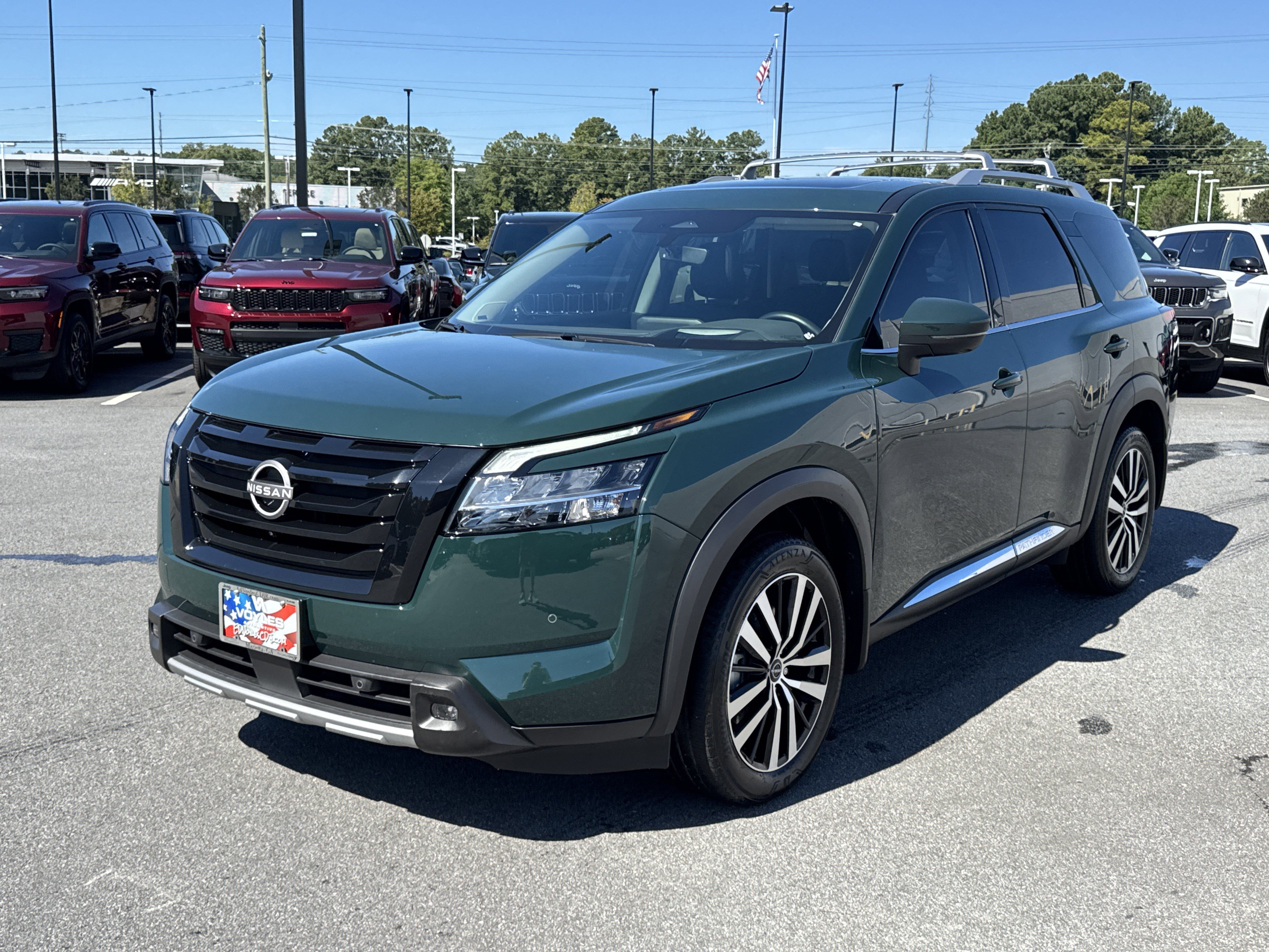 Used 2023 Nissan Pathfinder Platinum image 3