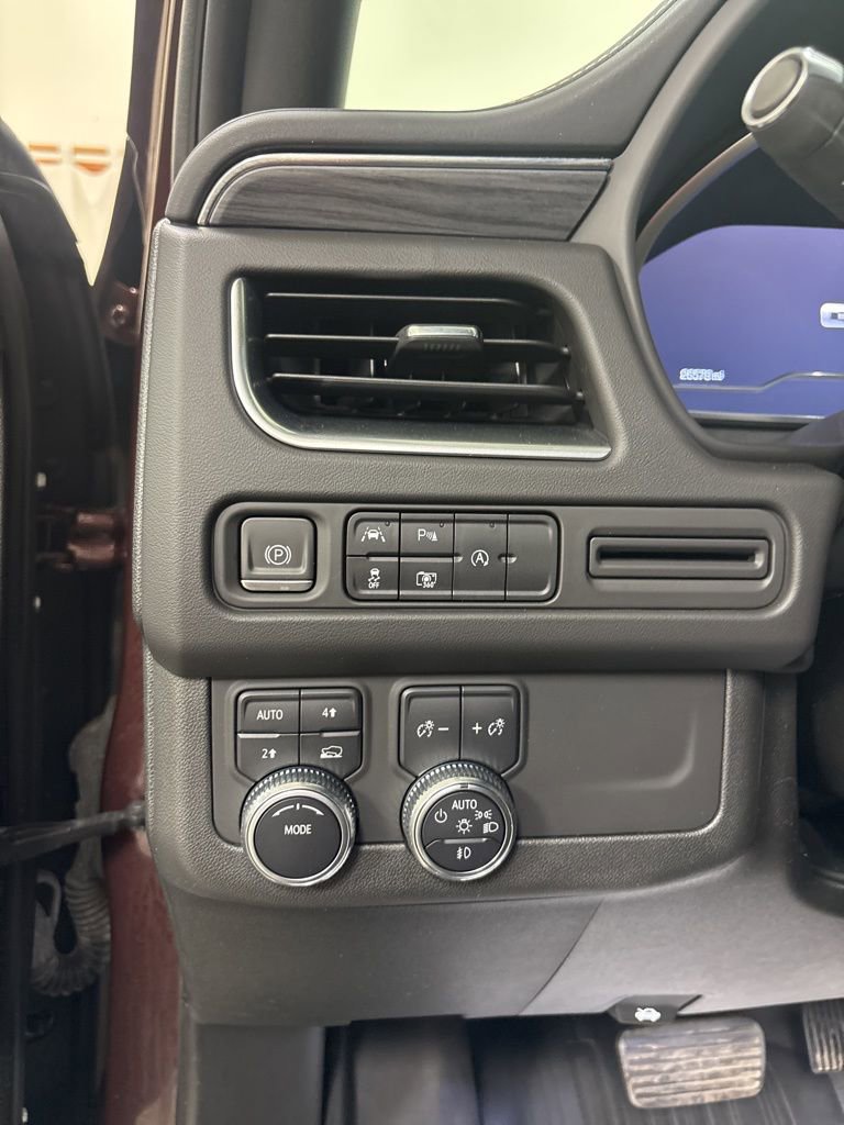 Used 2023 GMC Yukon SLT w/ SLT Luxury Package image 10