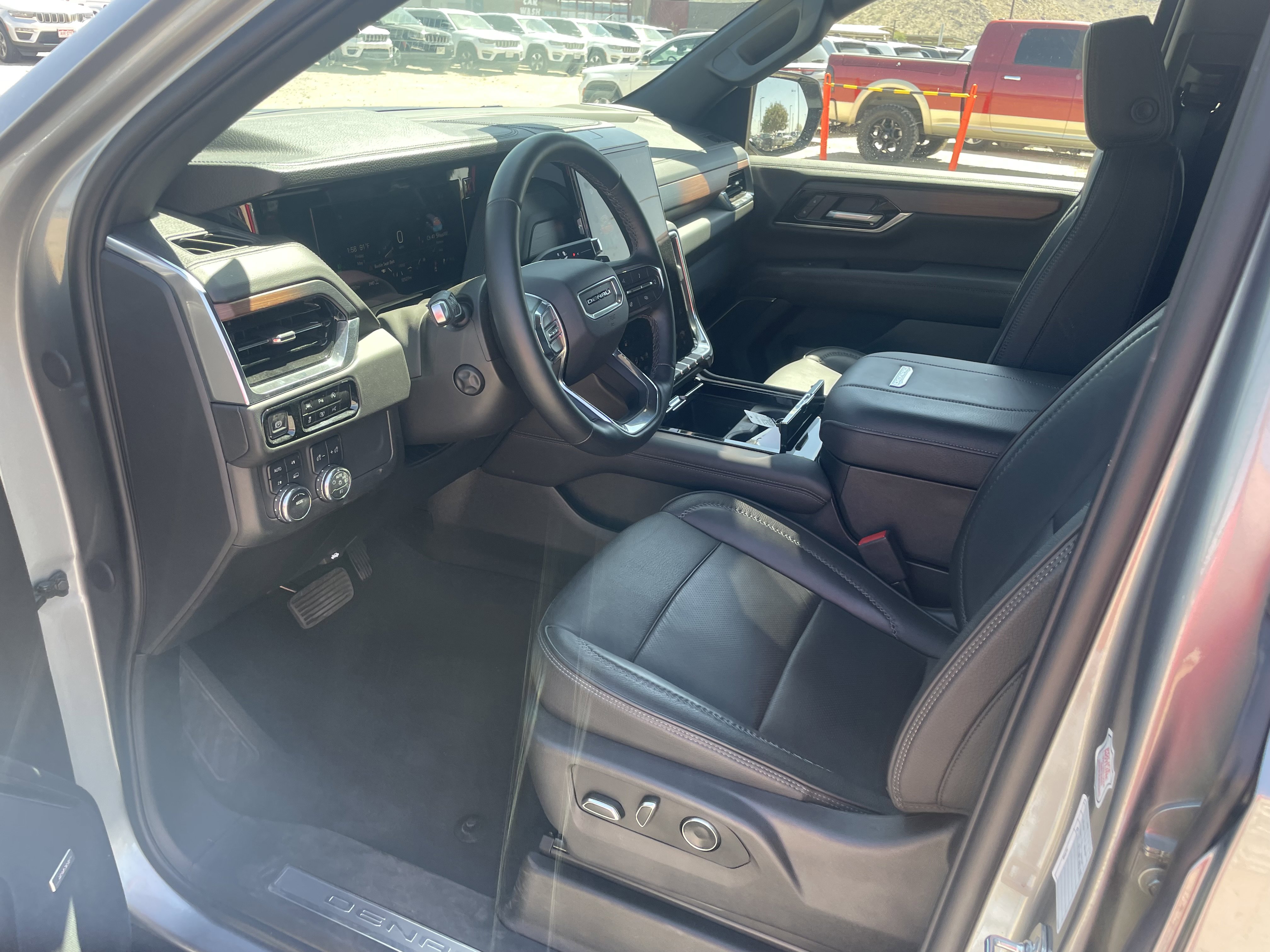 Used 2025 GMC Yukon XL Denali AWD/4WD image 10