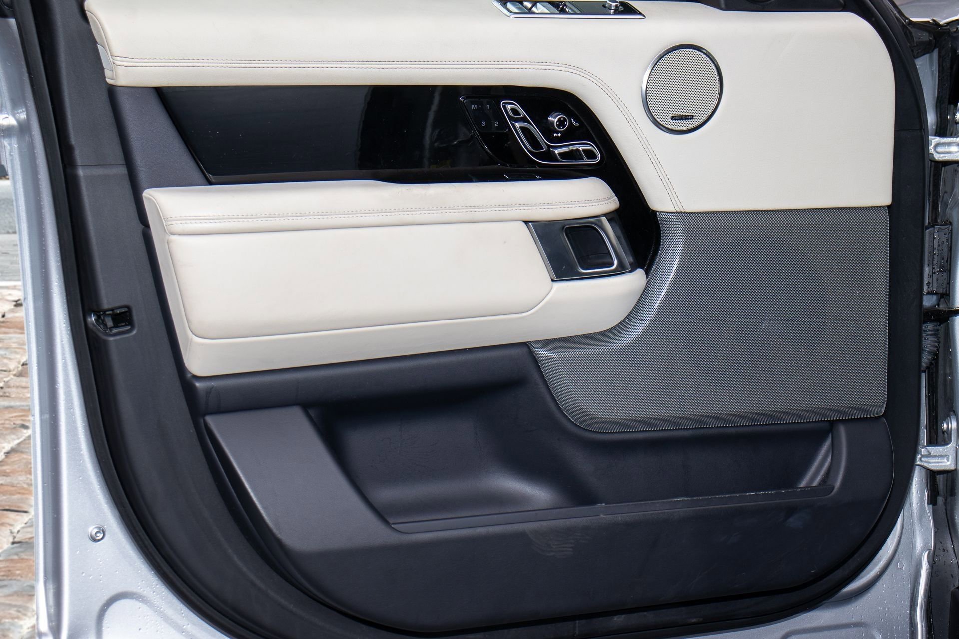 Used 2018 Land Rover Range Rover HSE image 17