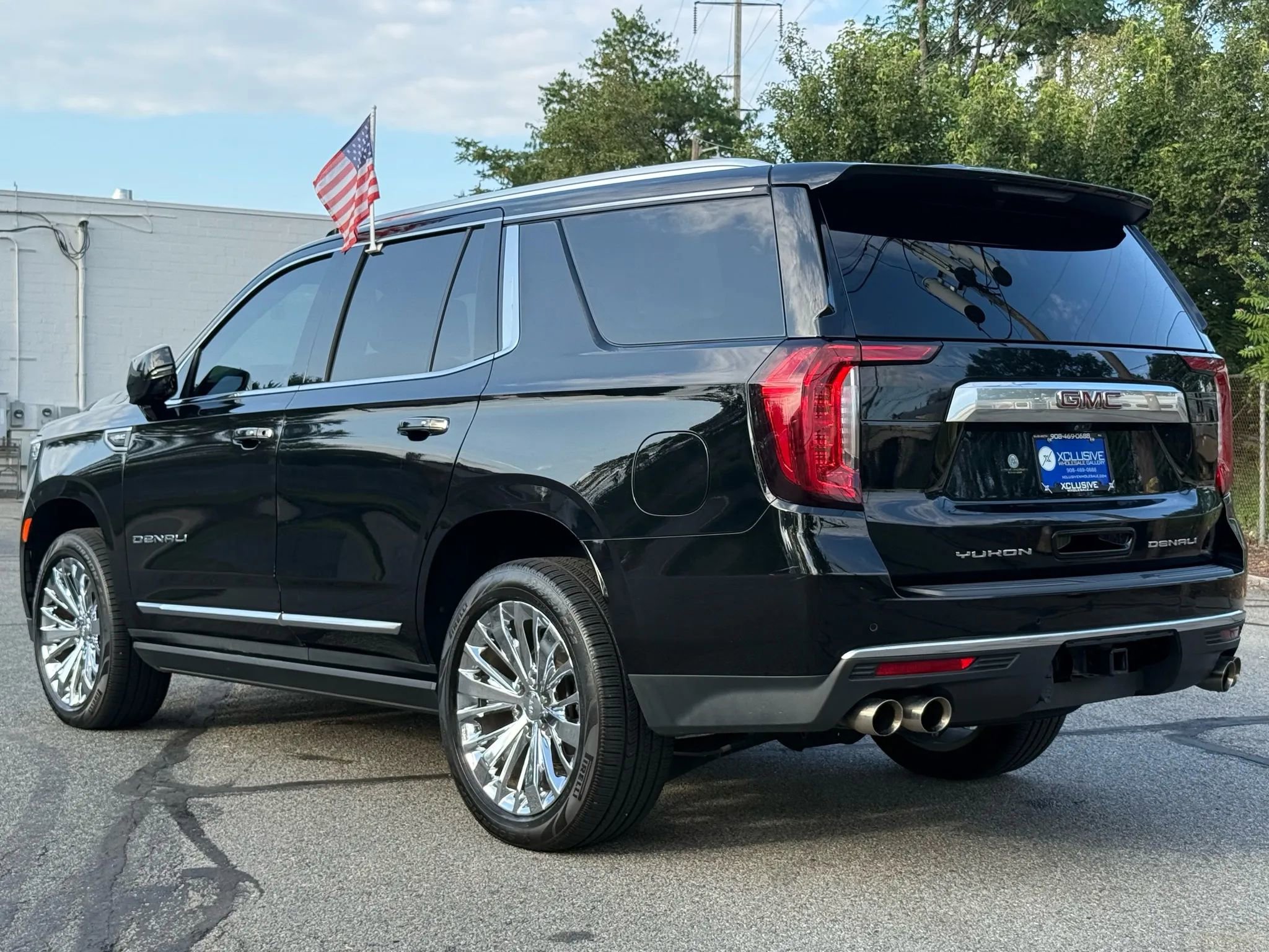 Used 2021 GMC Yukon Denali w/ Denali Premium Package image 2
