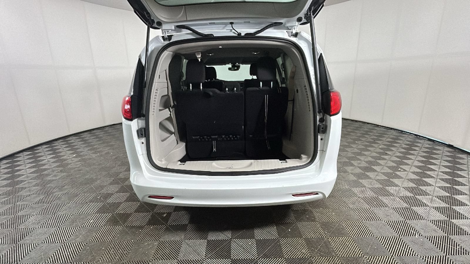 Used 2023 Chrysler Voyager LX FWD image 31