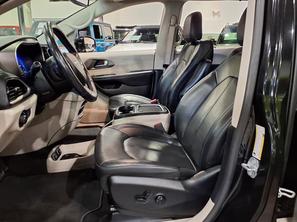 Used 2021 Chrysler Pacifica Touring-L w/ Premium & Safety Sphere Group image 15