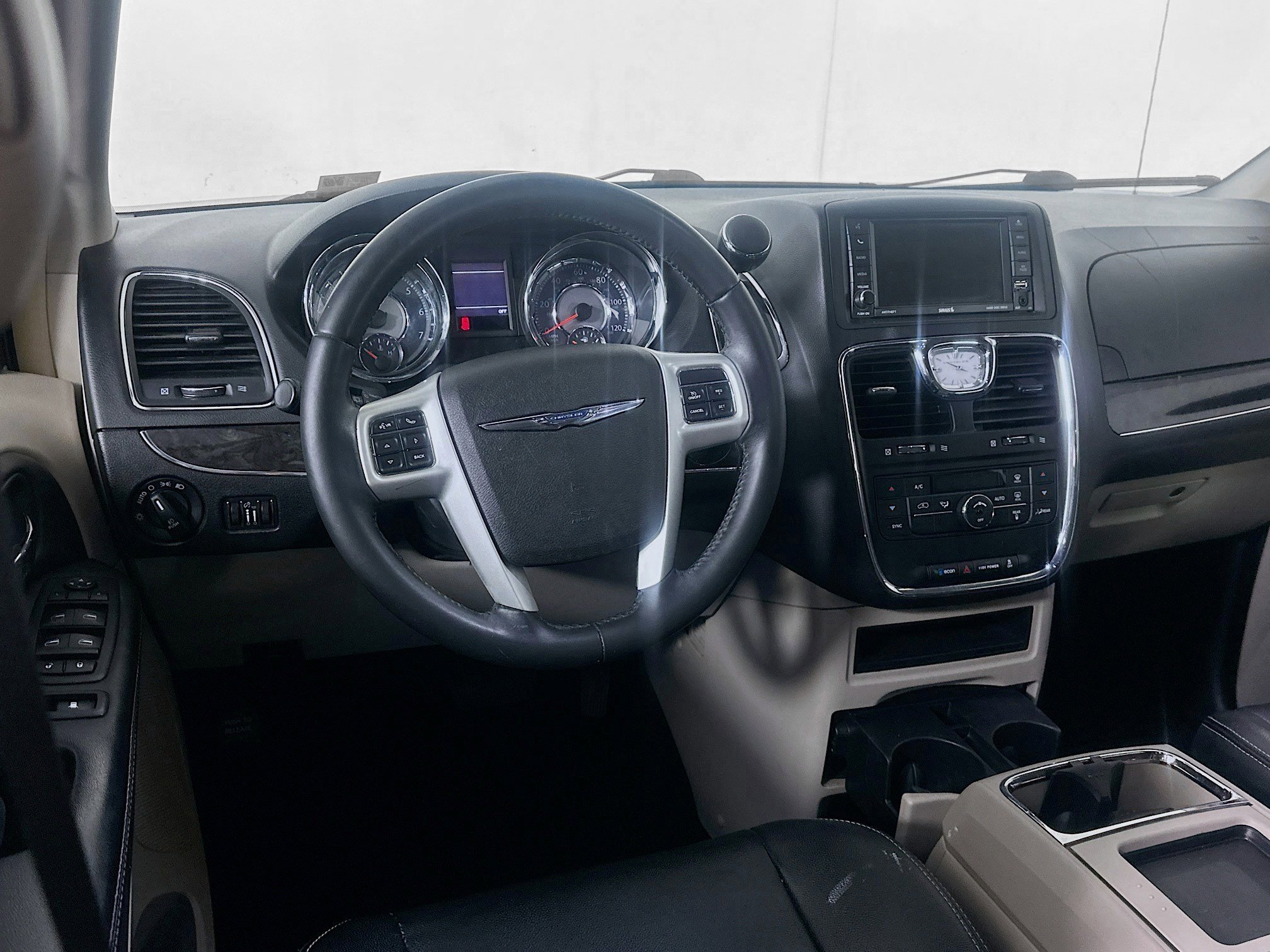 Used 2015 Chrysler Town & Country Touring FWD image 17