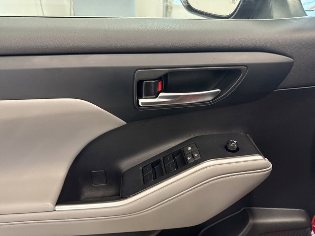 Used 2022 Toyota Highlander XLE image 29