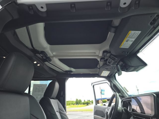Used 2025 Jeep Wrangler Unlimited Sahara w/ Safety Group AWD/4WD image 40