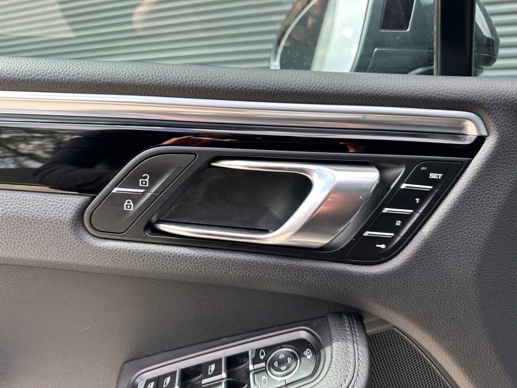 Certified 2023 Porsche Macan AWD/4WD image 20