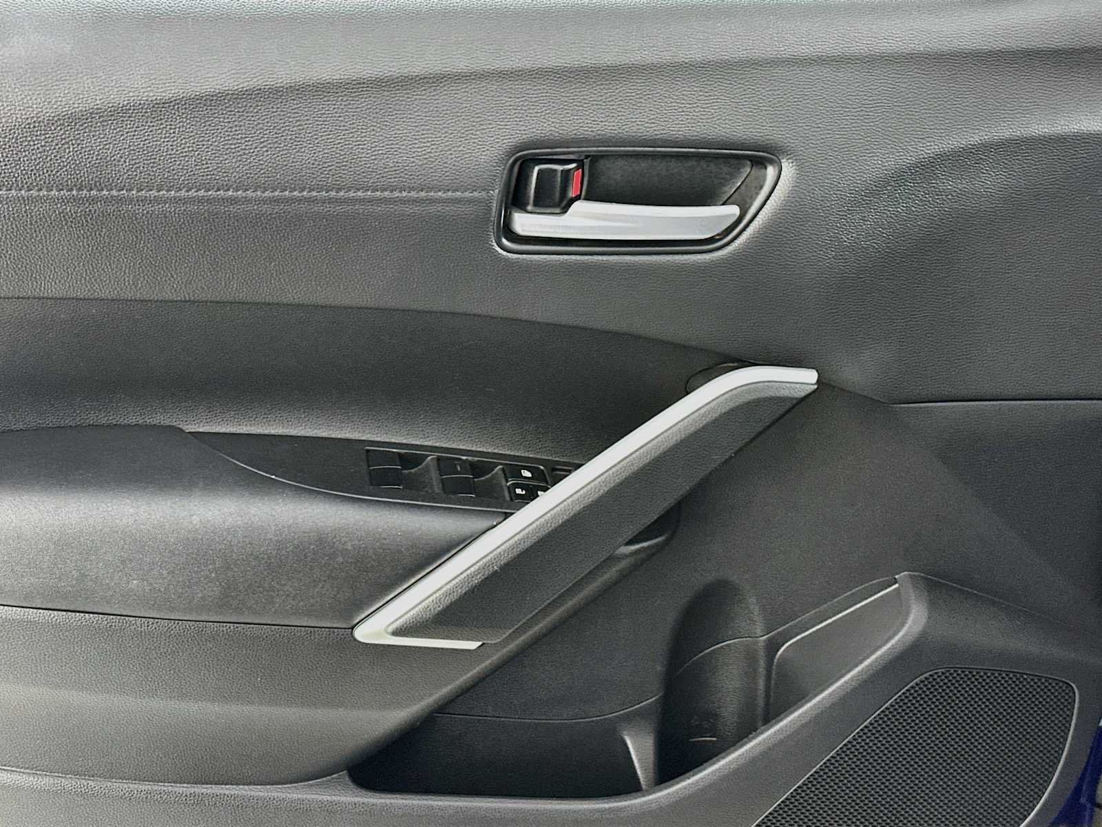Used 2022 Toyota Corolla Cross XLE w/ Convenience Package FWD image 16