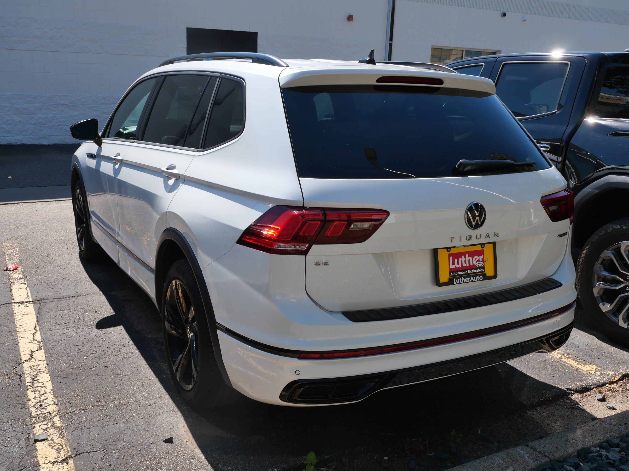 Used 2023 Volkswagen Tiguan SE R-Line AWD/4WD image 6