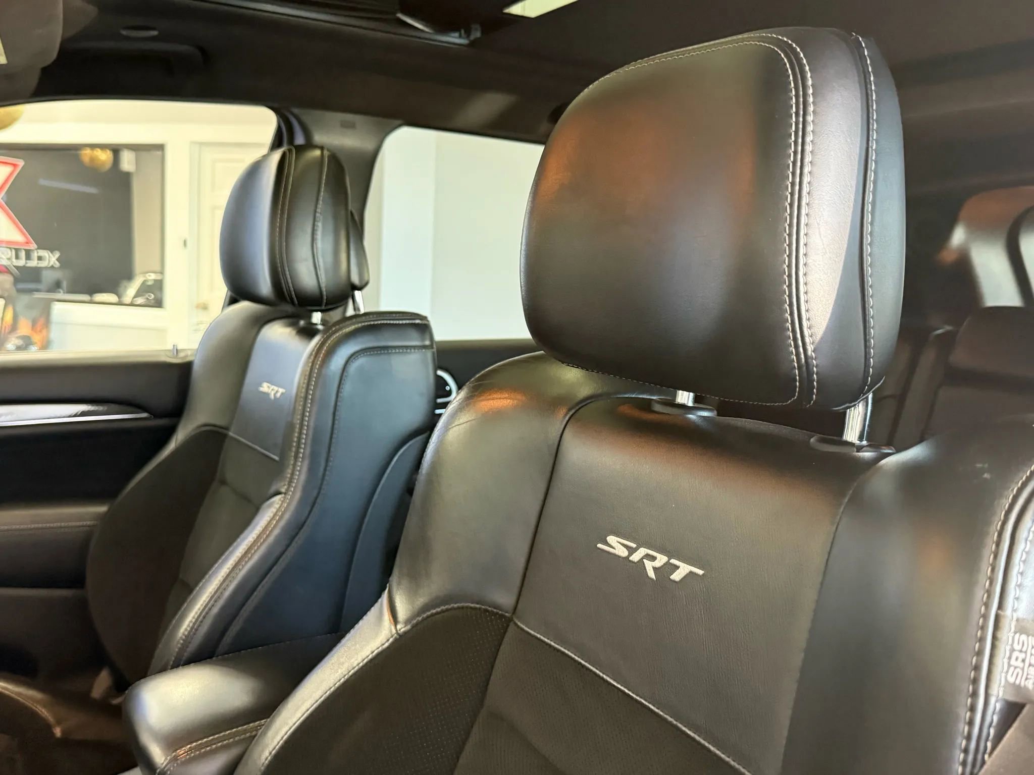 Used 2015 Jeep Grand Cherokee SRT image 9