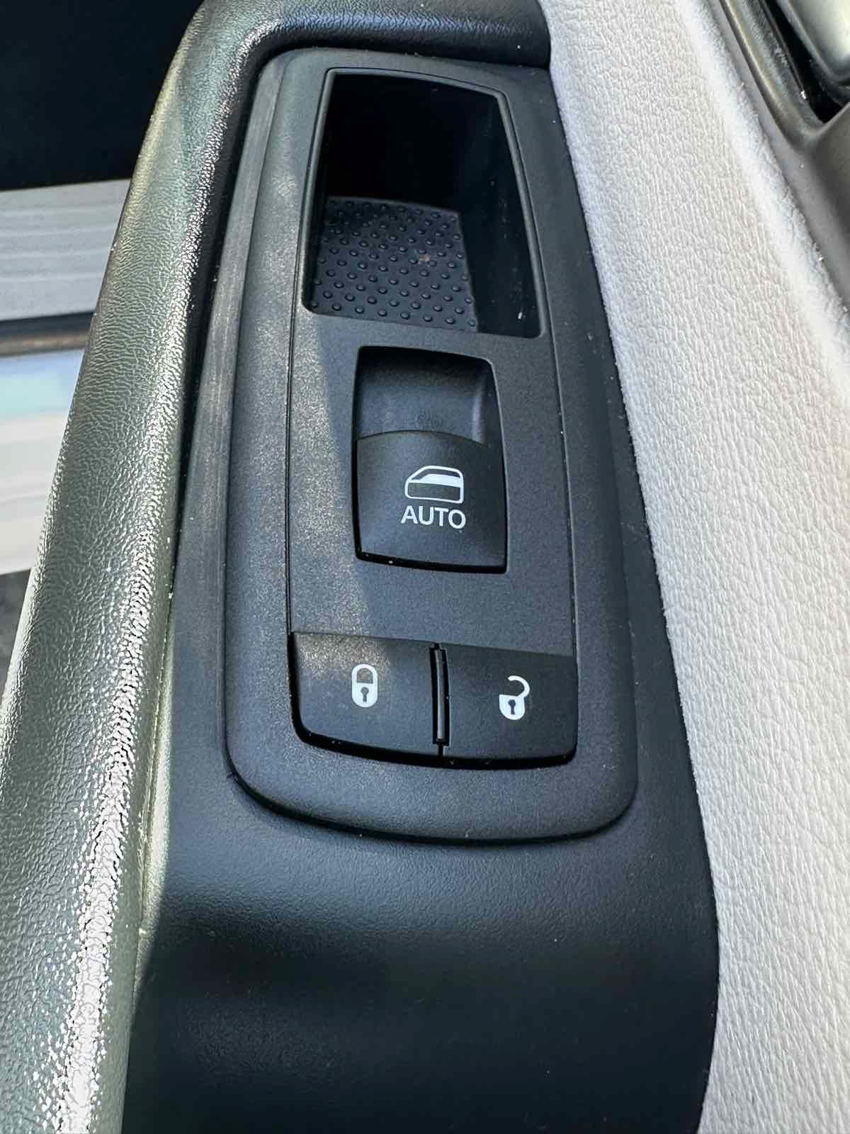 Used 2021 Chrysler Pacifica Touring-L FWD image 29