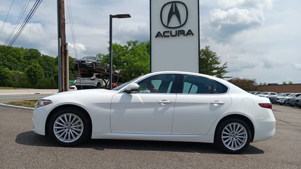 Used 2021 Alfa Romeo Giulia Sprint w/ Sun & Sound Package AWD/4WD image 2
