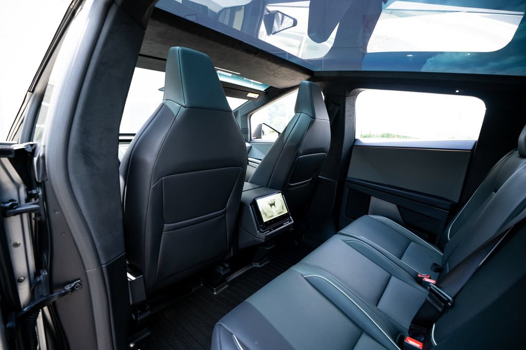 Used 2024 Tesla Cybertruck AWD Crew Cab image 38