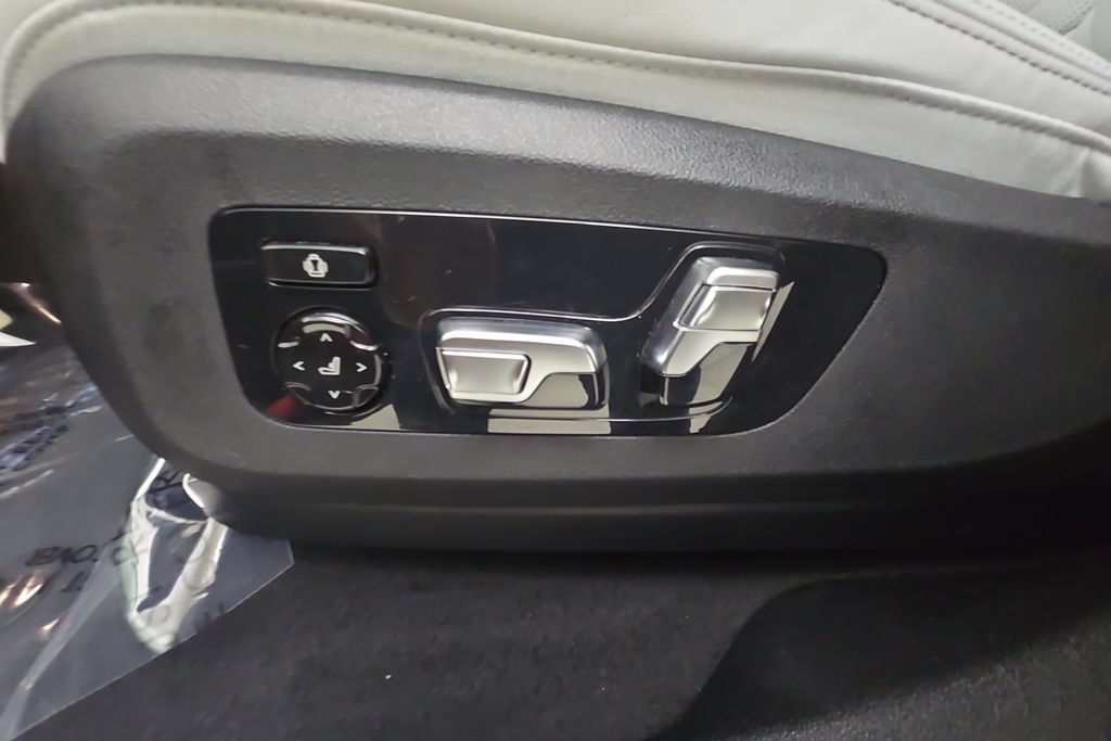Certified 2026 BMW X6 xDrive40i AWD/4WD image 13