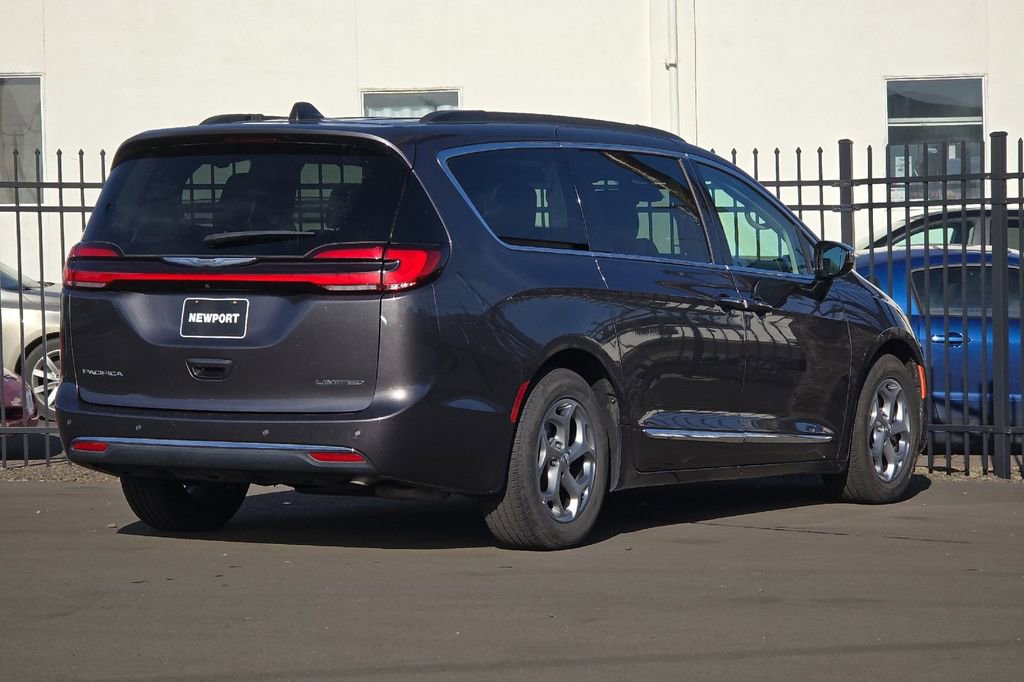 Used 2023 Chrysler Pacifica Limited image 3