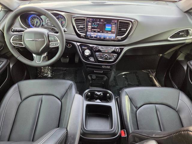 Used 2025 Chrysler Voyager LX image 16