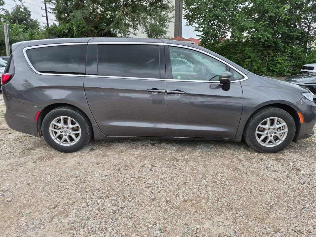 Used 2023 Chrysler Pacifica Touring-L FWD image 5