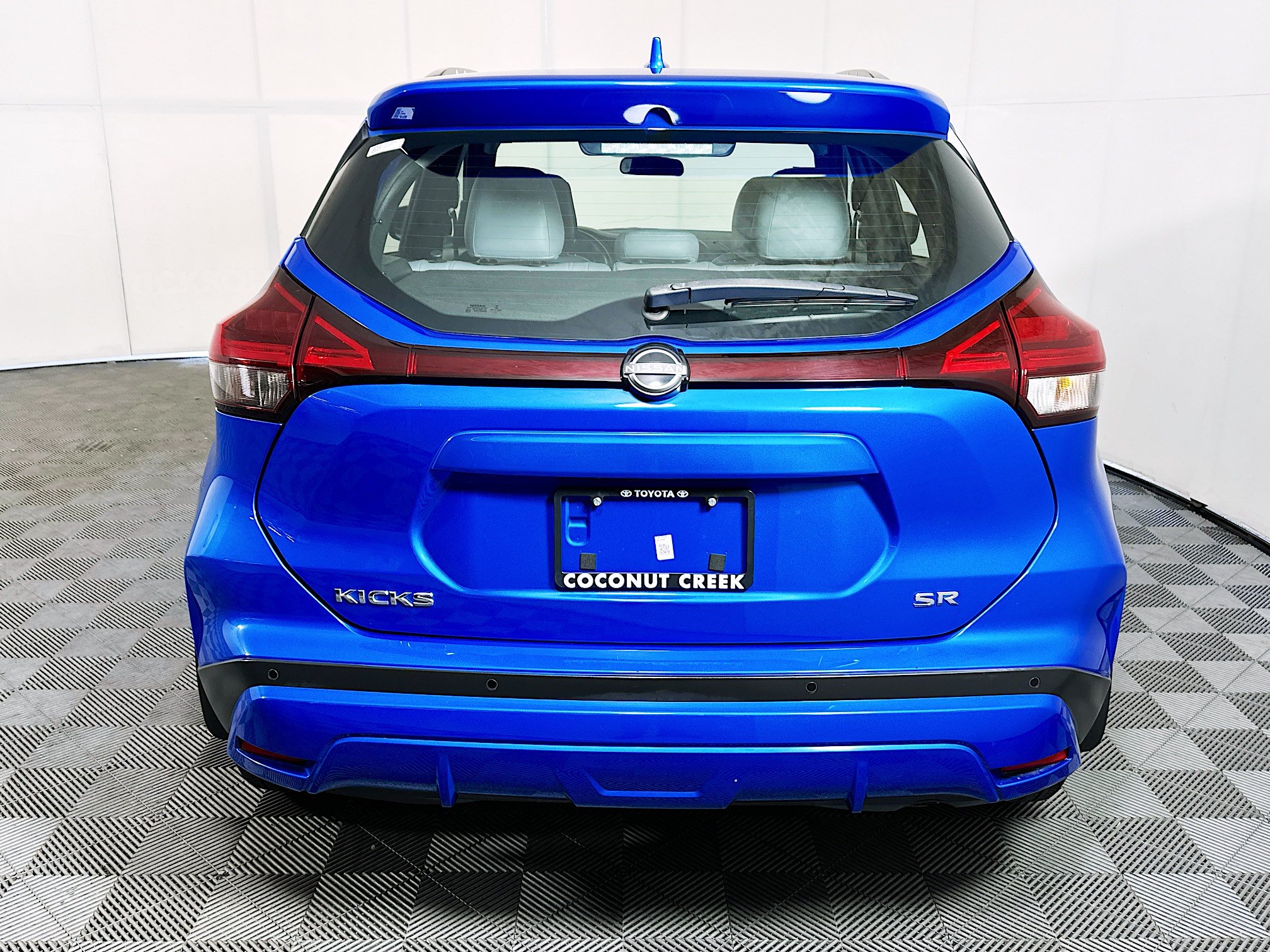 Used 2023 Nissan Kicks SR w/ SR Premium Package FWD image 4