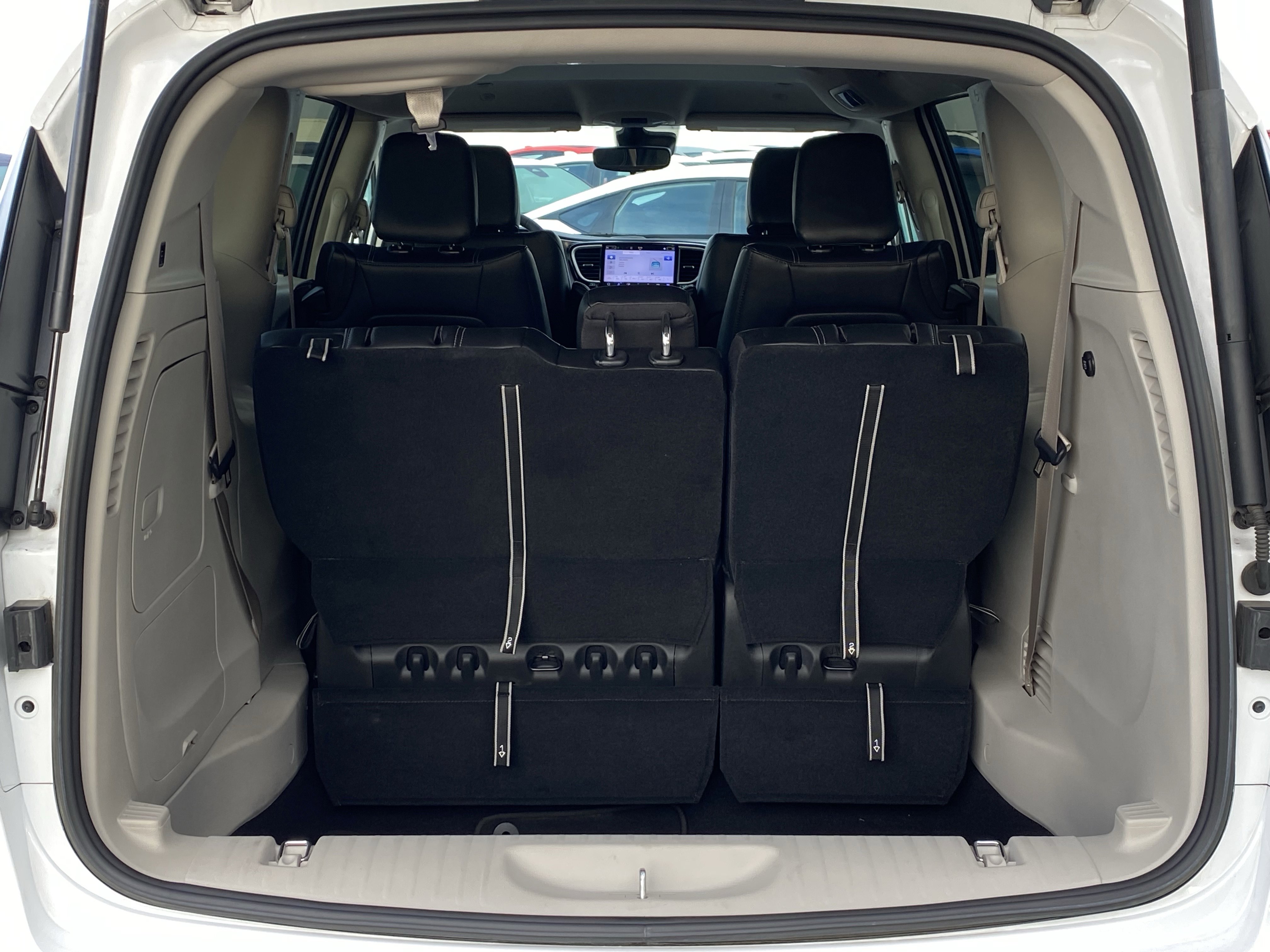 Used 2024 Chrysler Pacifica Select image 13