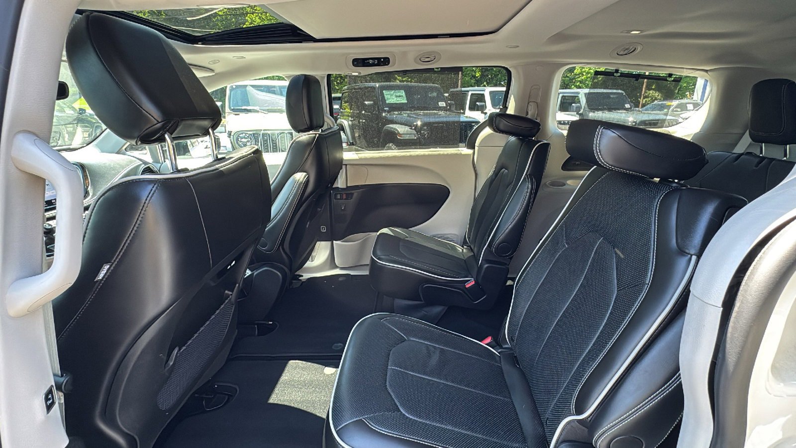 Certified 2024 Chrysler Pacifica Limited FWD image 18