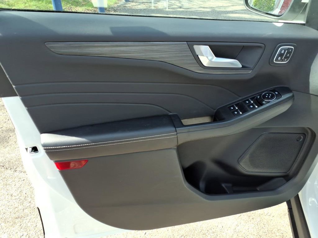 Used 2023 Ford Escape Platinum AWD/4WD image 13