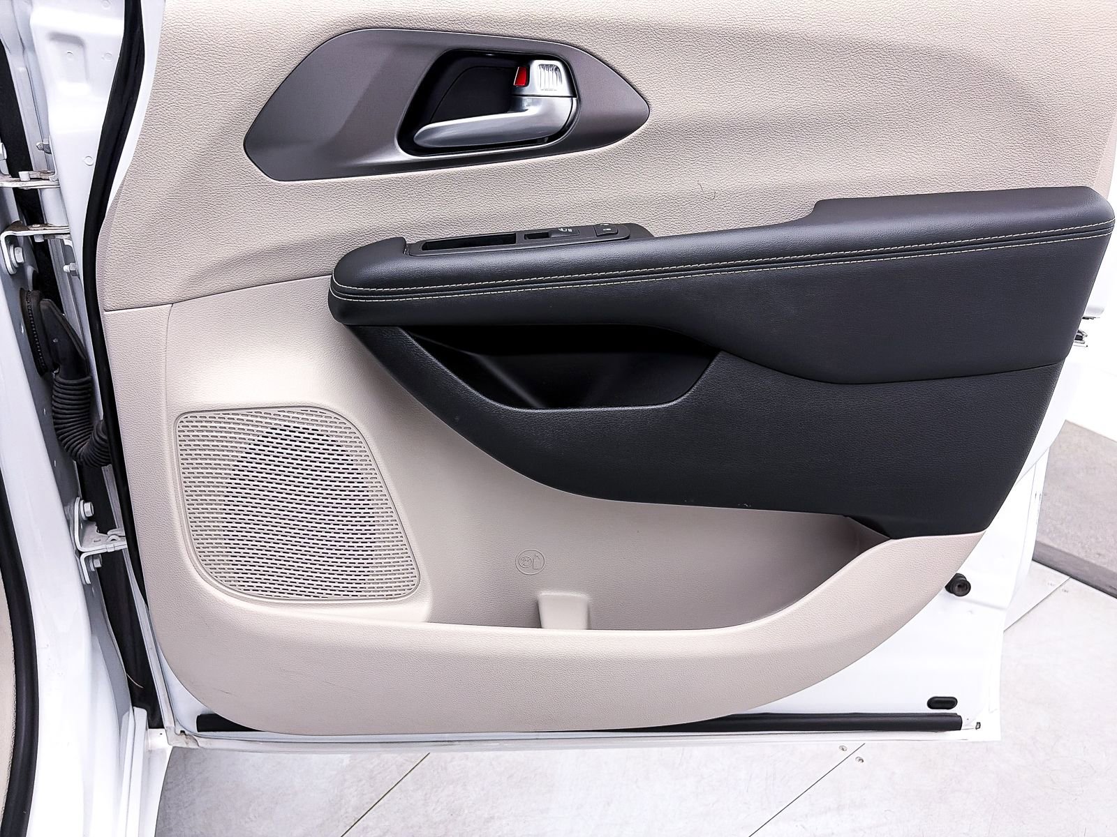 Used 2024 Chrysler Pacifica Limited FWD image 35