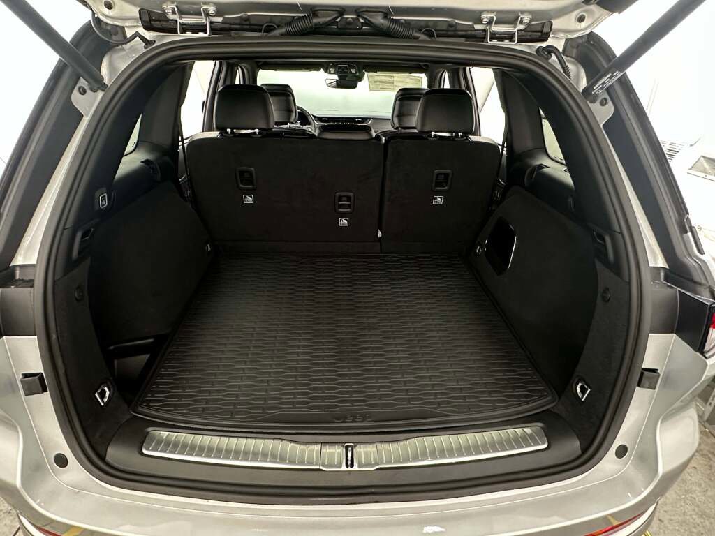 New 2025 Jeep Grand Cherokee Summit w/ Luxury Tech Group V image 24