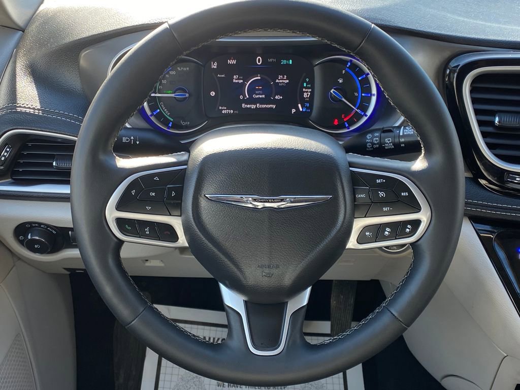 Used 2024 Chrysler Pacifica Select image 21