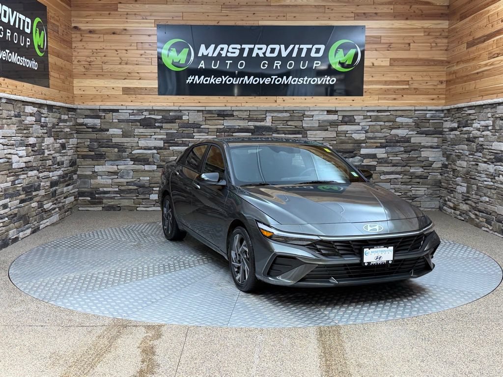 Used 2025 Hyundai Elantra SEL w/ Cargo Package FWD video 2