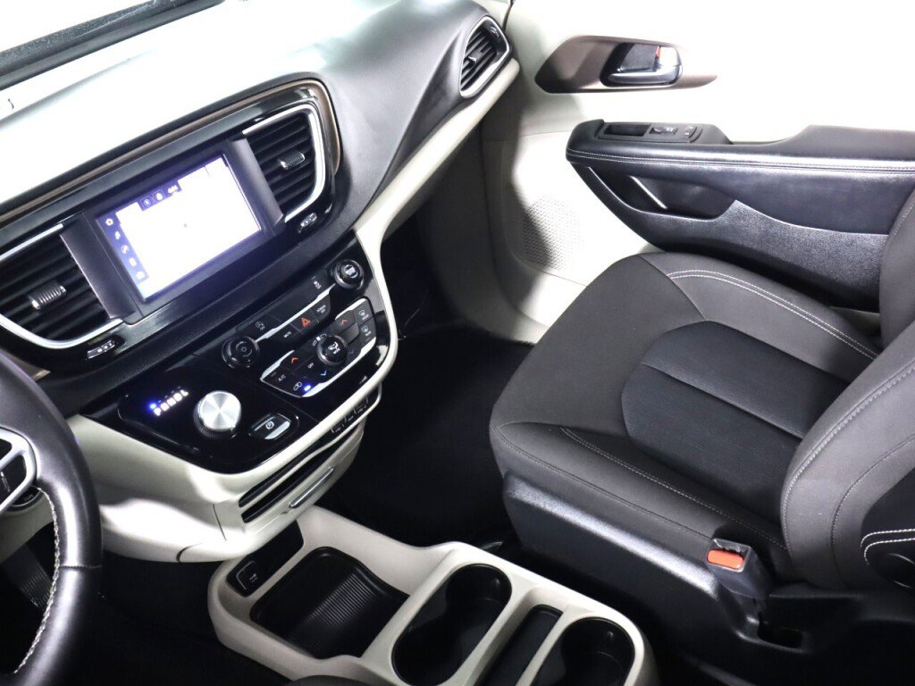 Used 2022 Chrysler Voyager LX image 33