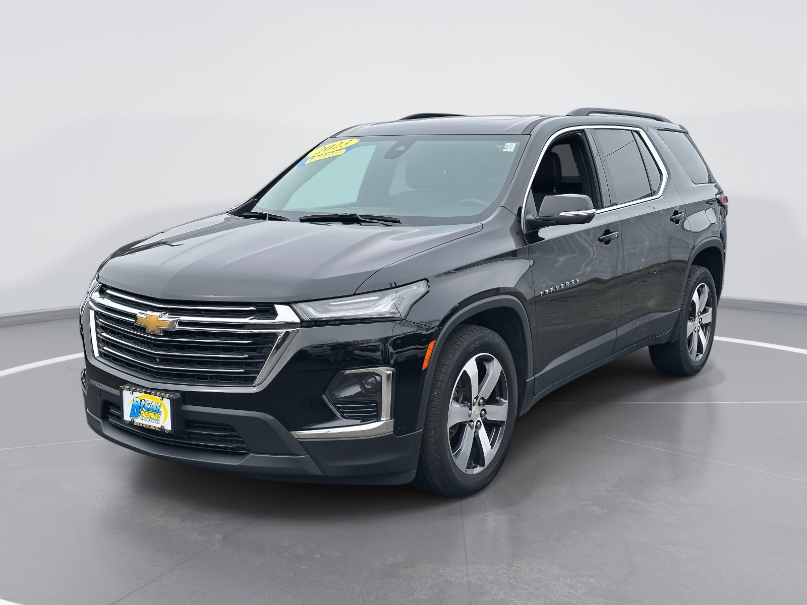 Used 2023 Chevrolet Traverse LT w/ LT Premium Package AWD/4WD image 3