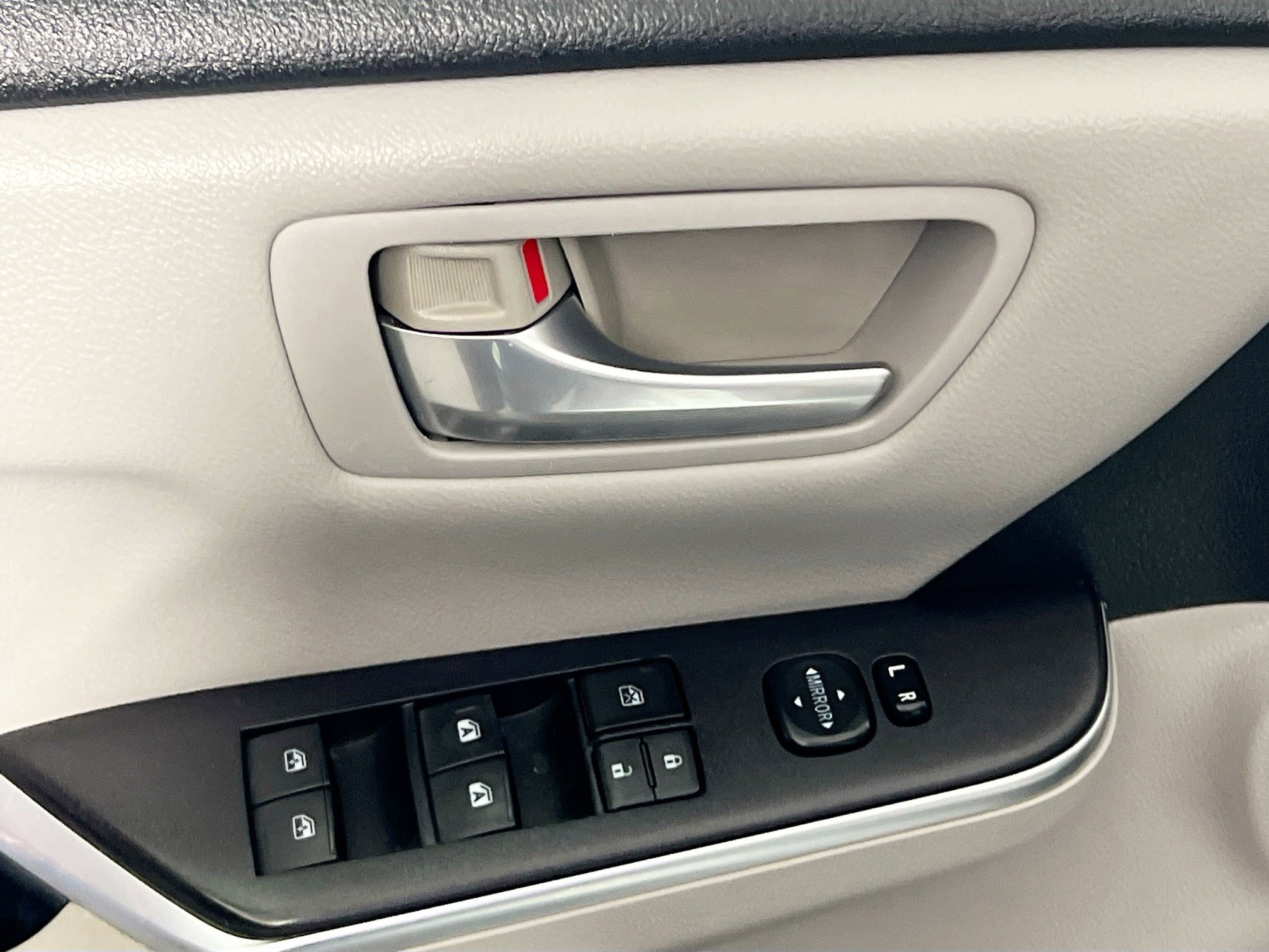 Used 2016 Toyota Camry SE image 14