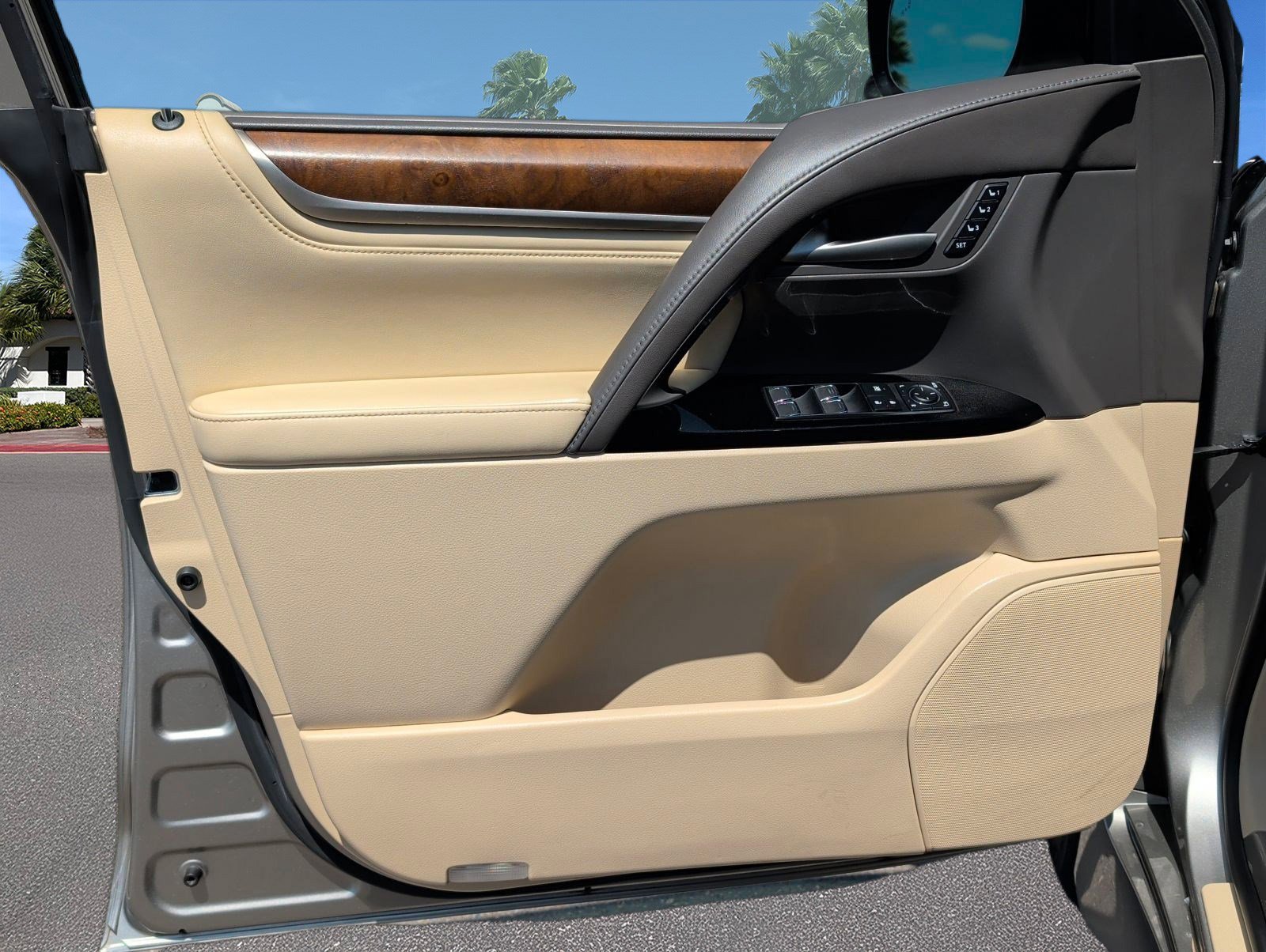 Certified 2021 Lexus LX 570 4WD w/ Luxury Package image 6