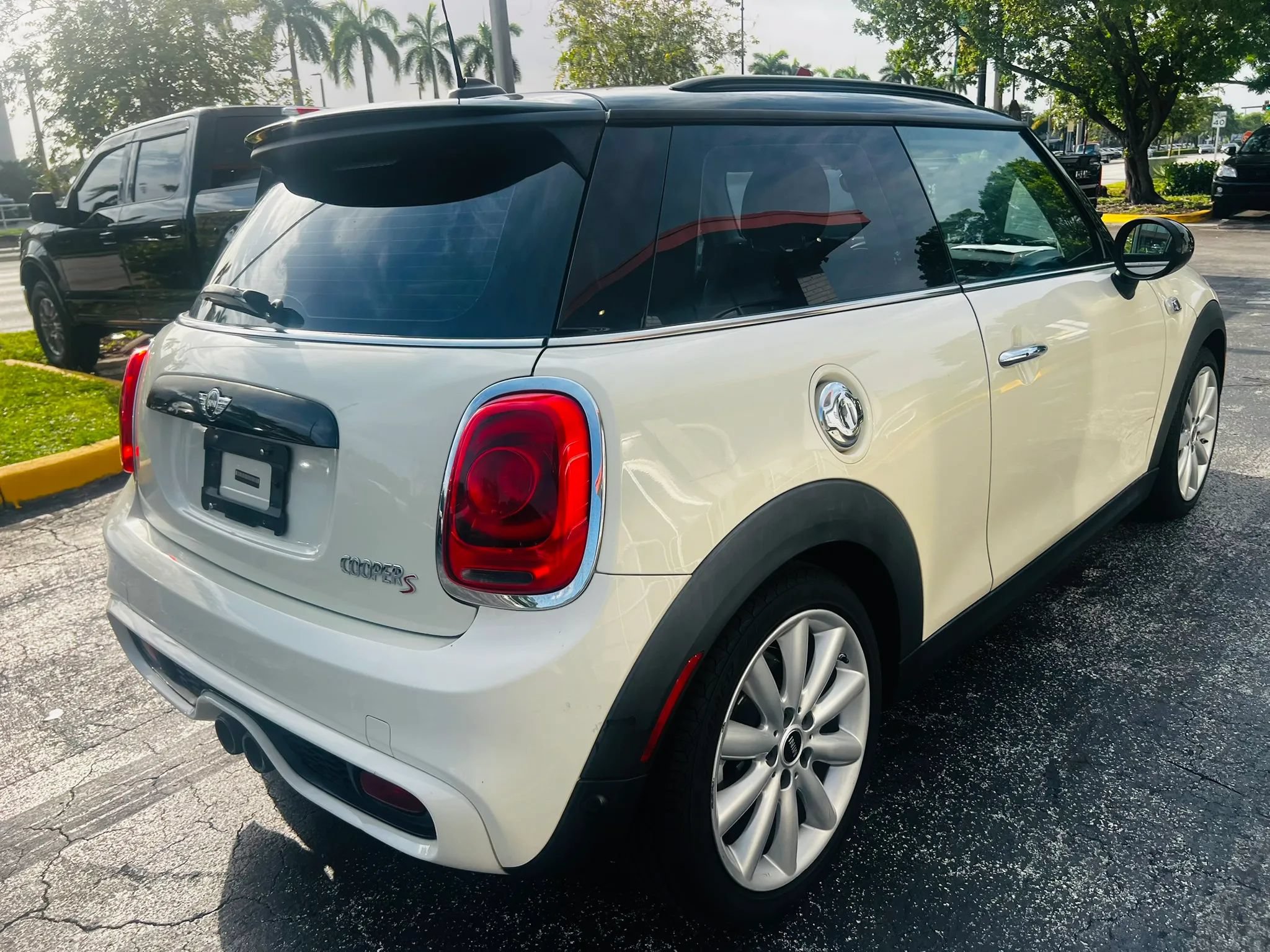Used 2015 MINI Cooper S w/ Park Assistant Package FWD image 5