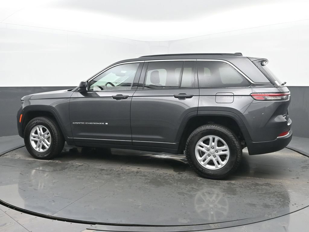 Used 2024 Jeep Grand Cherokee Laredo image 3