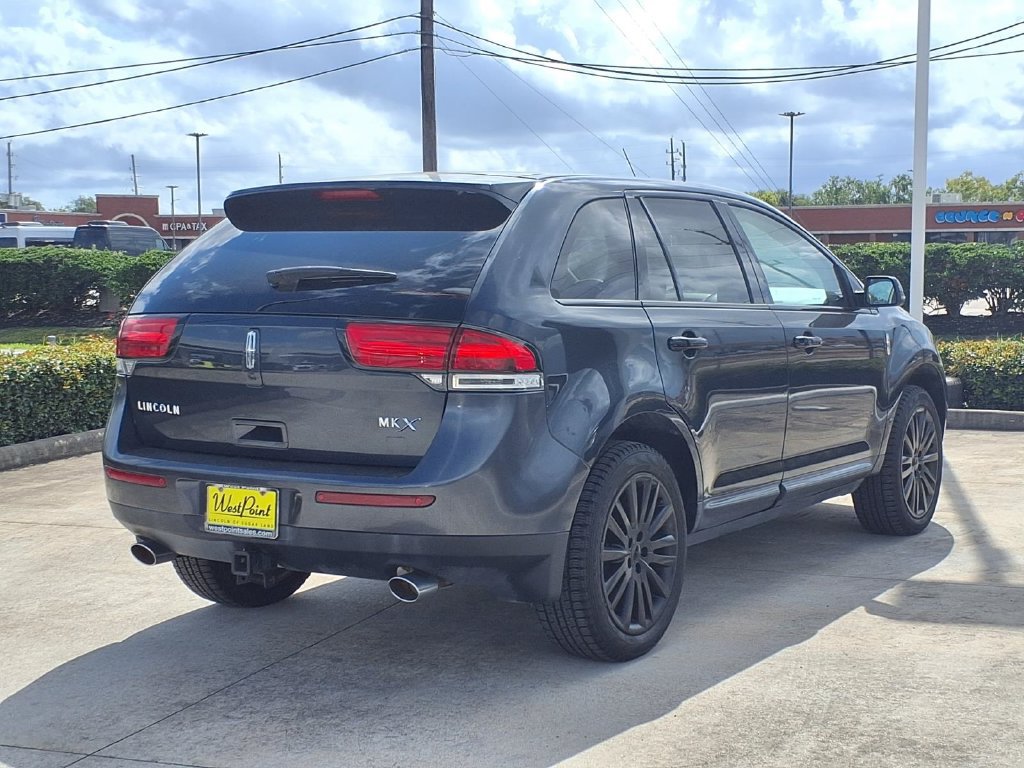 Used 2013 Lincoln MKX FWD image 2
