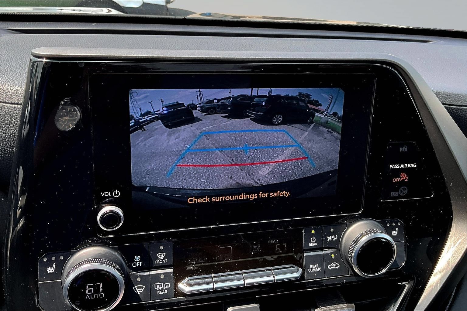 Used 2024 Toyota Highlander XLE AWD/4WD image 12