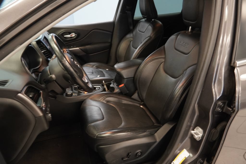 Used 2019 Jeep Cherokee Limited AWD/4WD image 3