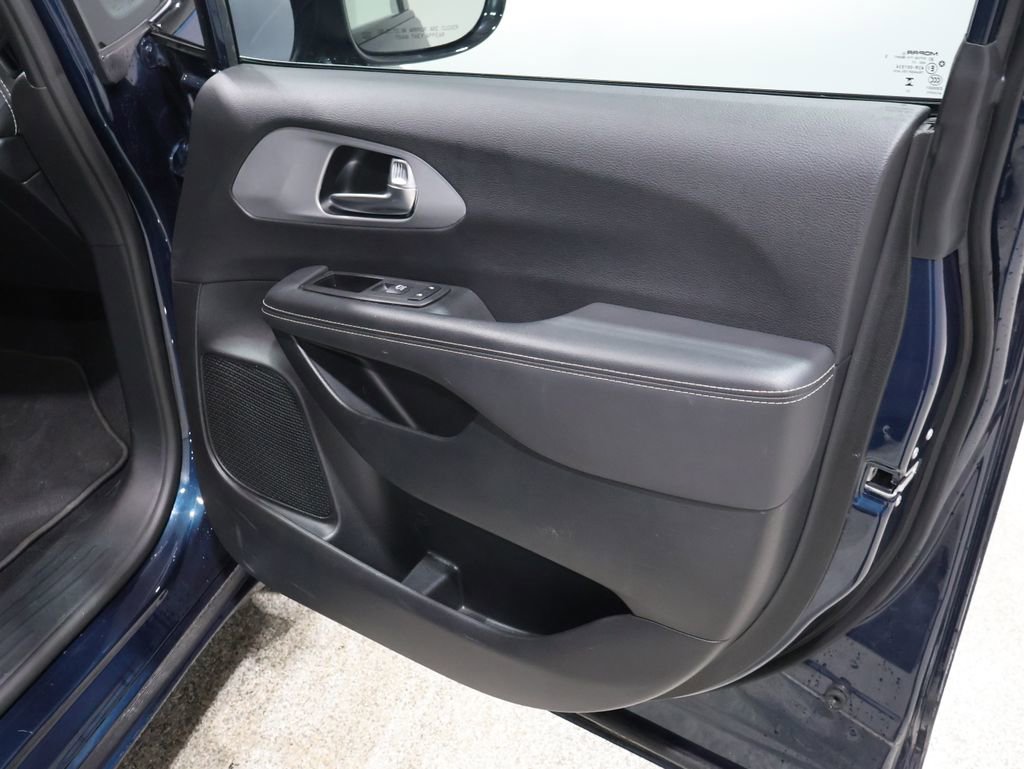 Certified 2025 Chrysler Pacifica Limited image 28