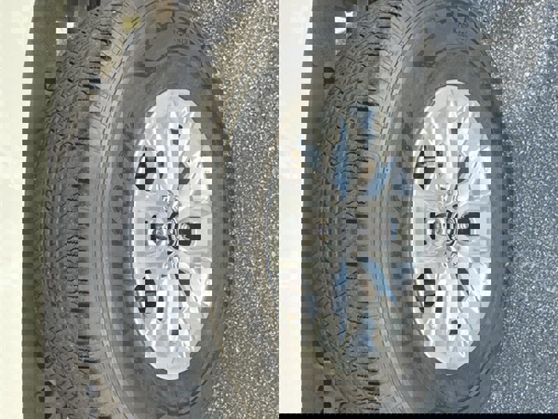 Used 2024 Nissan Frontier SV image 12