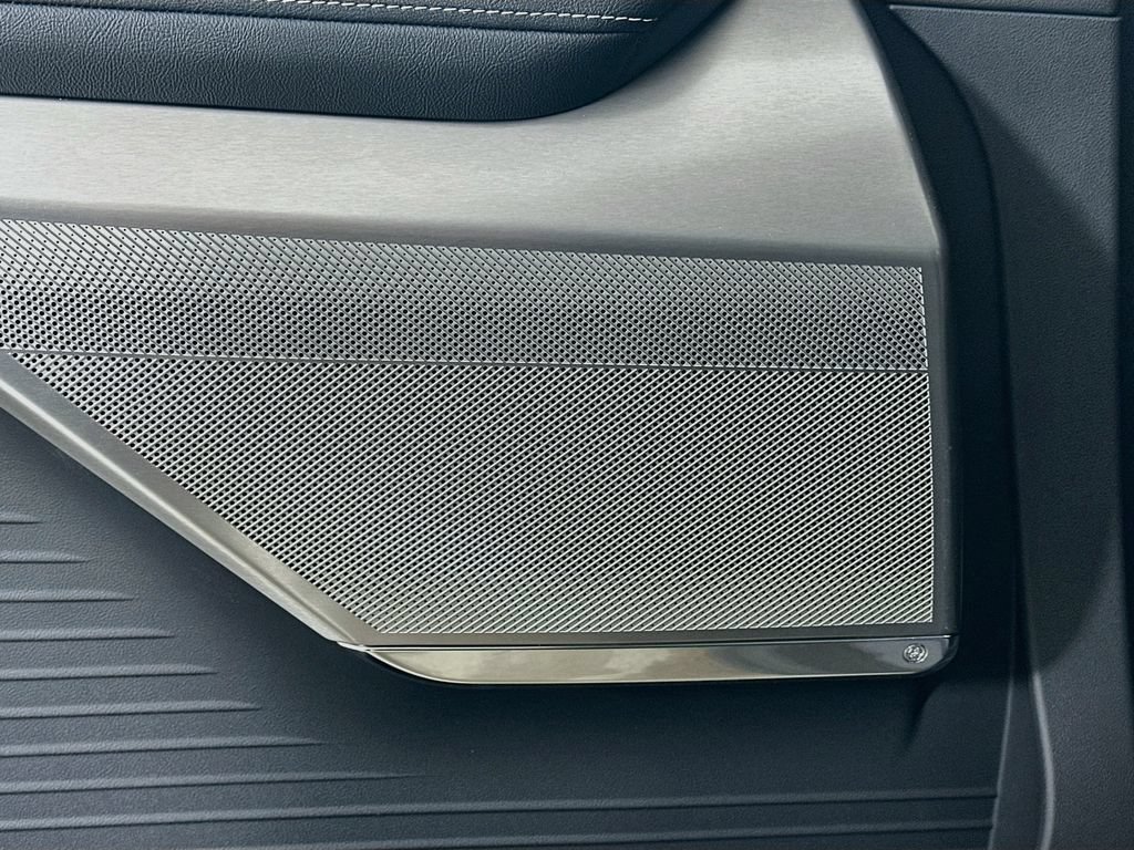 New 2026 Cadillac Vistiq Luxury w/ LPO, Floor Liner Package AWD/4WD image 23