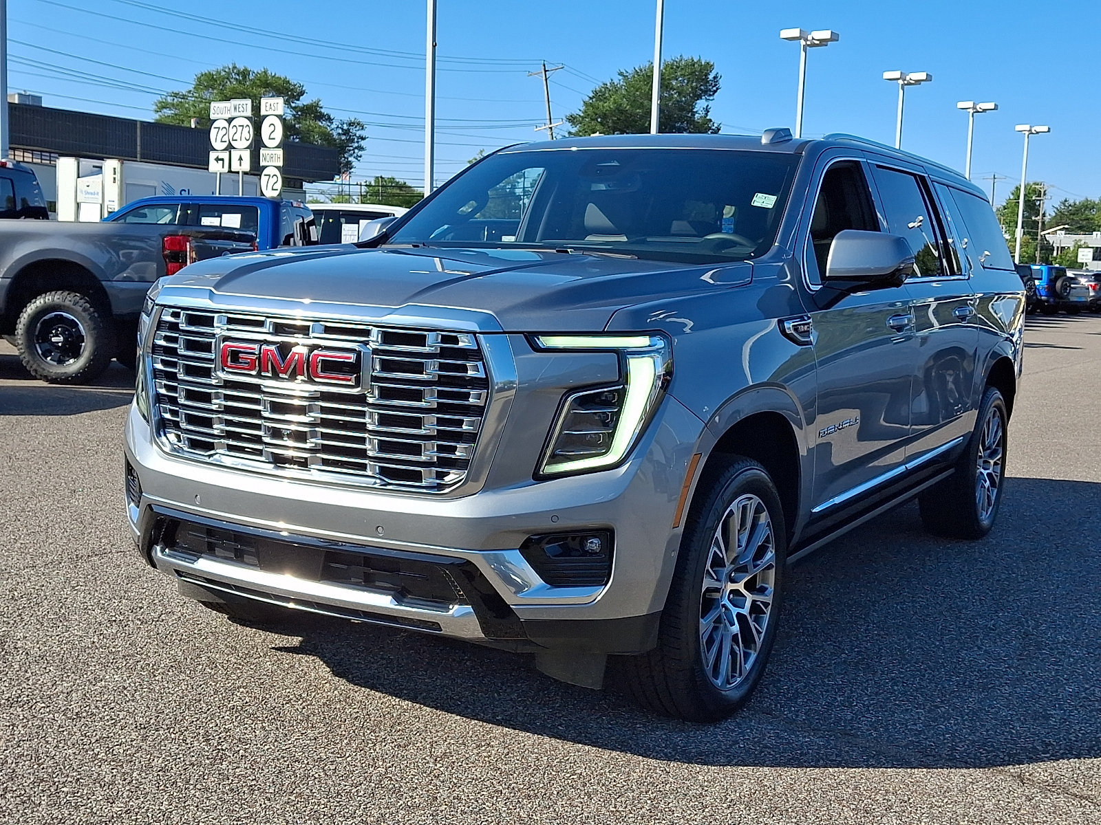 Used 2026 GMC Yukon XL Denali w/ Sun & Power Step Package AWD/4WD image 4