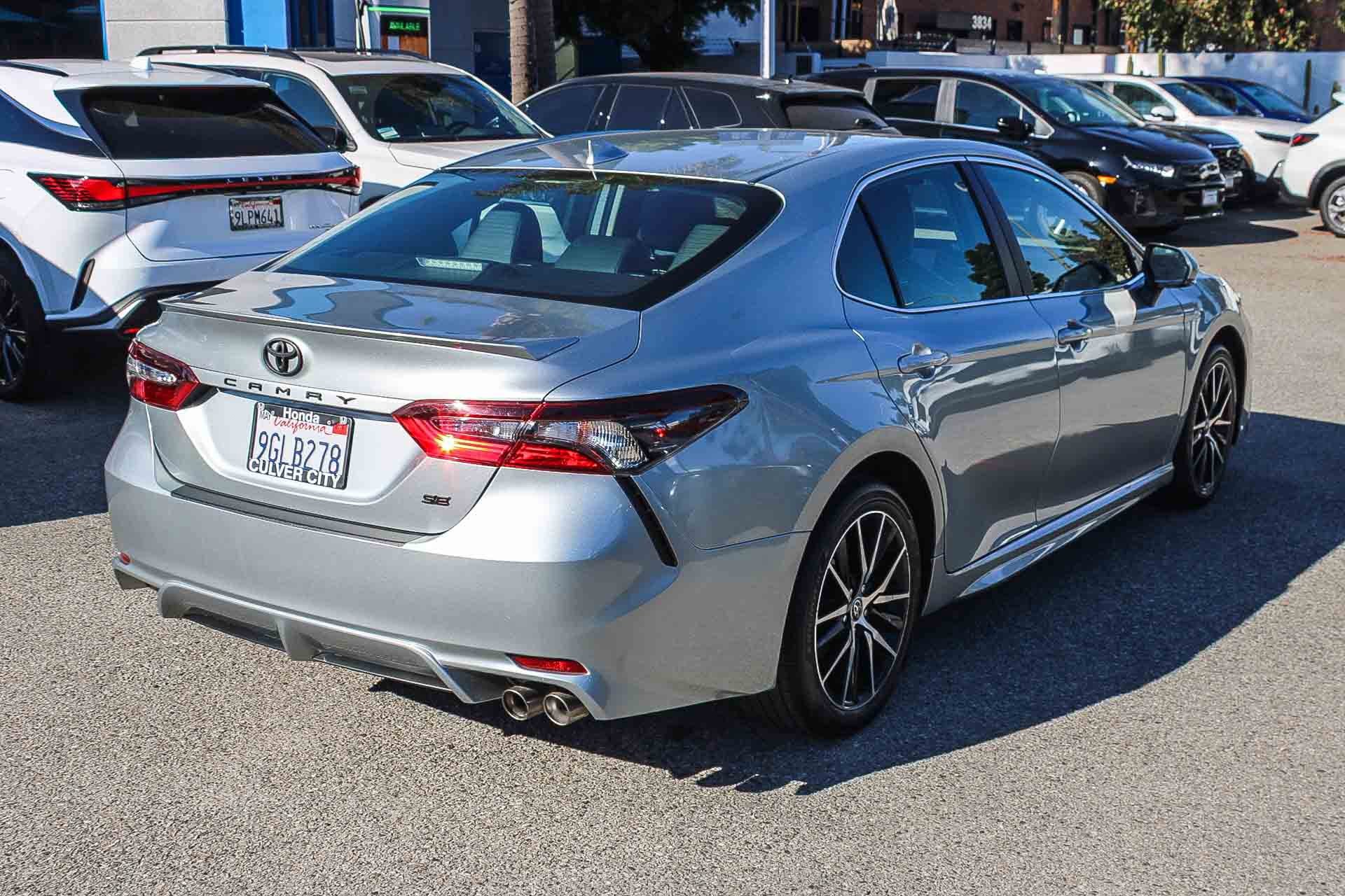 Used 2023 Toyota Camry SE image 9