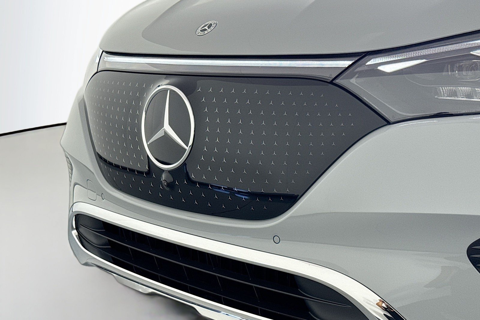 New 2026 Mercedes-Benz EQE 320 4MATIC SUV image 11