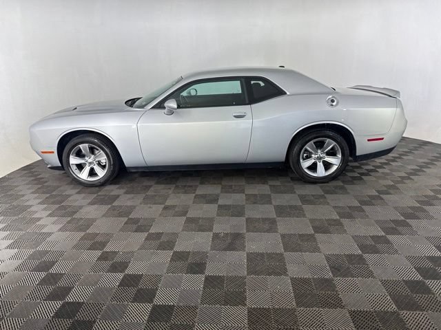 Used 2022 Dodge Challenger SXT RWD image 11